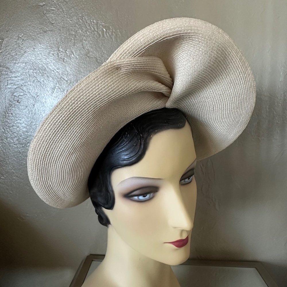 GRACEFUL 1940s' IVORY STRAW OPEN CROWN HAT WITH FOLDED BRIM & FABRIC FLOWERS - Picture 9 of 12